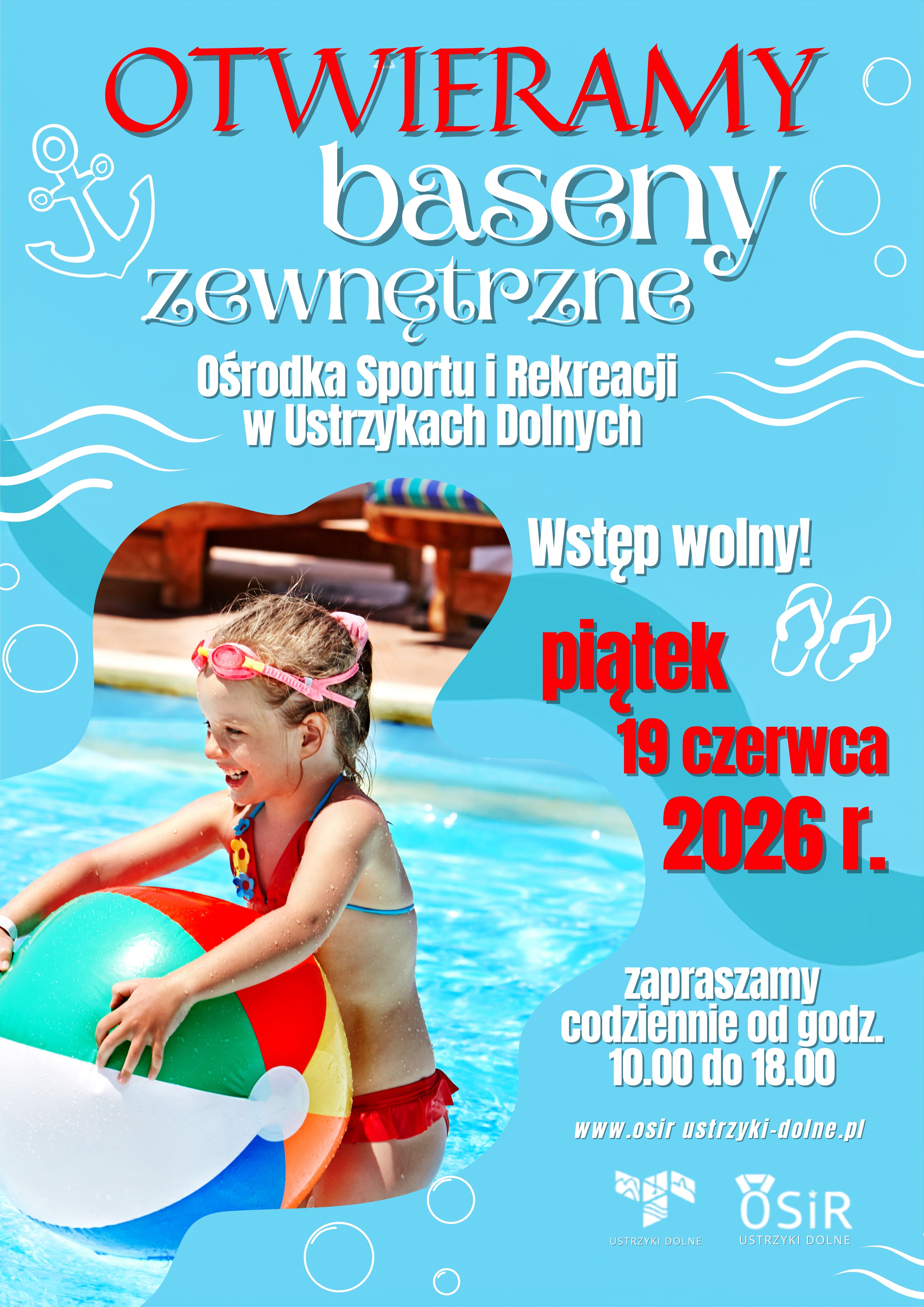Dziewczynka bawiąca się piłką 